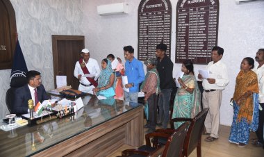 *साप्ताहिक जनदर्शन में कलेक्टर ने सुनी लोगों की समस्याएं*