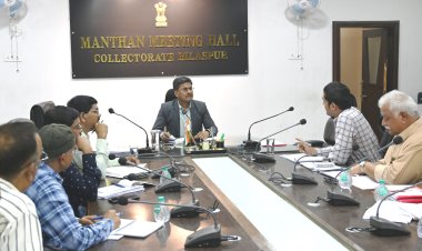 *काम लटकाने वाले ठेकेदार होंगे ब्लैक लिस्टेड,झूल रहे बिजली तारों को ठीक करने दिए निर्देश: कलेक्टर ने की पीएचई, जल संसाधन और विद्युत विभाग के काम-काज की समीक्षा*