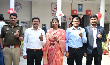 *कलेक्टर-एसपी समेत जिला के आला अधिकारियों  ने किया अपने मताधिकार का प्रयोग*