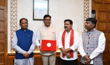 *बजट: वित्त मंत्री ओपी चौधरी ने हस्त लिखित बजट किया पेश*