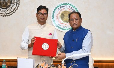 *छत्तीसगढ़ के इतिहास में पहली बार हस्तलिखित बजट पेश, वित्त मंत्री ओपी चौधरी ने किए हस्ताक्षर,100 पन्नों में वित्त मंत्री ने हाथ से लिखा ऐतिहासिक बजट*