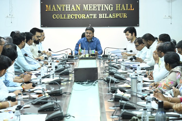 *कलेक्टर के सख्त निर्देश अवैध शराब निर्माण और बिक्री रोकने करें कड़ी कार्रवाई,कहा कोचियों पर रखें पैनी नज़र*