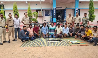 *जंगल के बीच जगह बदल बदल कर खेल रहे थे जुआ, दर्जन भर जुआरियों को पुलिस ने किया गिरफ्तार*