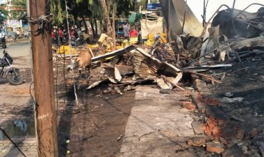 *मंगला चौक स्थित फर्नीचर दुकान में लगी आग, रोड किनारे सब्जी दुकान और गुमटियां जल कर खाक*