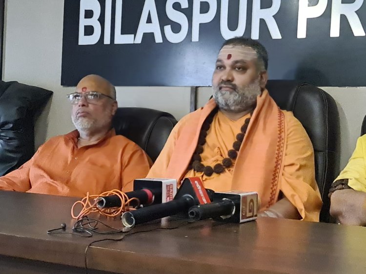 *सरकंडा सुभाष चौक में असामाजिक तत्व युवक ने किया पीतांबरा पीठाधीश्वर पर हमला: चैत्र नवरात्र धार्मिक अनुष्ठान में विघ्न बाधा पहुंचाने का प्रयास, संत समाज ने की निंदा, पुलिस और जिला प्रशासन से की गई सुरक्षा की मांग*