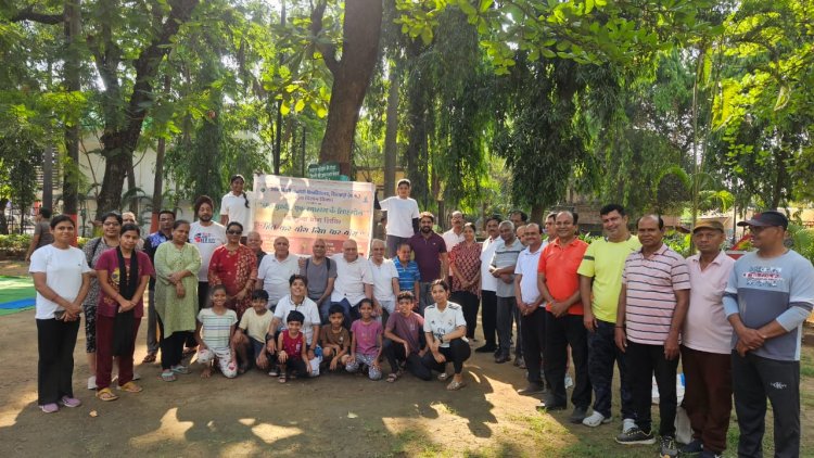 बुजुर्गों एवं बच्चों के सामुहिक योगाभ्यास से गुलज़ार हुआ विवेकानंद उद्यान