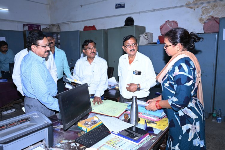 *रिकार्ड अपडेट नहीं रखने पर खाद्य विभाग के क्लर्क को नोटिस: कमिश्नर कावरे ने किया जिला कलेक्ट्रेट और जिला हॉस्पिटल का निरीक्षण,एक सप्ताह में तमाम रिकार्ड एवं पंजी अपडेट करने निर्देश*