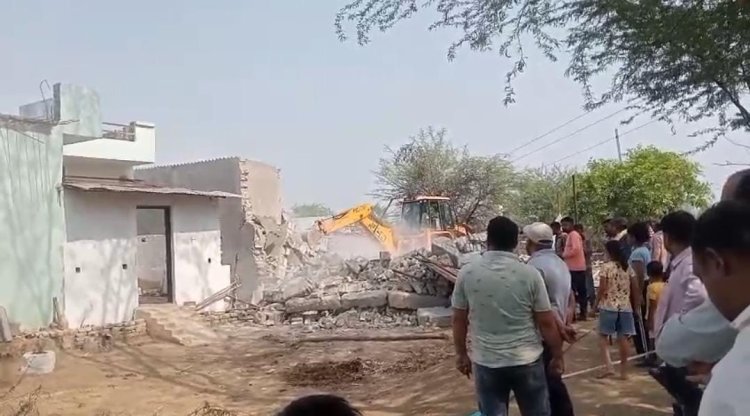 *बिरकोना में 23 कब्ज़ाधारियों के मकान में चला बुलडोजर, 10 एकड़ सरकारी जमीन पर किया गया था अवैध निर्माण*