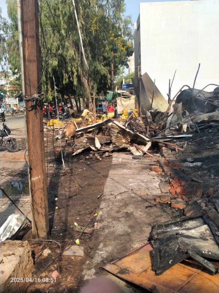 *मंगला चौक स्थित फर्नीचर दुकान में लगी आग, रोड किनारे सब्जी दुकान और गुमटियां जल कर खाक*