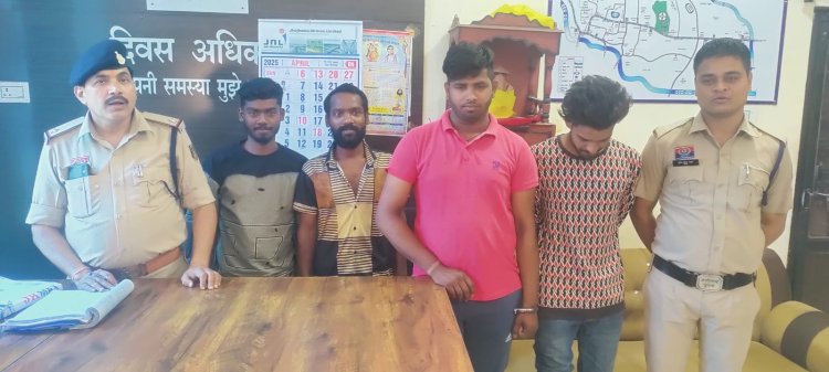 *बीच सड़क पर केक काट रहे युवकों को पुलिस ने पकड़ा,की गई प्रतिबंधात्मक  कार्रवाई*