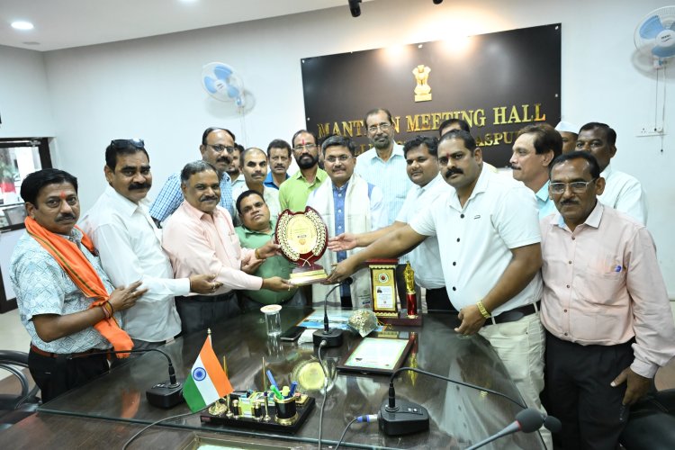 *अधिकारी-कर्मचारी फेडरेशन ने कलेक्टर का किया सम्मान*