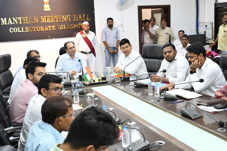 *कलेक्टर संजय अग्रवाल ने चार्ज लेने के तुरंत बाद ली अफसरों की बैठक*