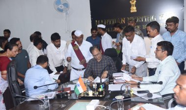 *कलेक्टर ने जनदर्शन में सुनी लोगों की समस्याएं, पानी, बिजली,अवैध निर्माण जैसी शिकायतों को लेकर!100 से अधिक लोगों ने आज किए आवेदन*