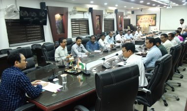 *कलेक्टर ने की लोक निर्माण विभाग के काम-काज की समीक्षा,कहा-निजी भवनों की तरह गुणवत्तापूर्ण क्यों नहीं बन सकते सरकारी बिल्डिंग*,लोक निर्माण विभाग को 10 हजार पौधे लगाने का दिया लक्ष्य