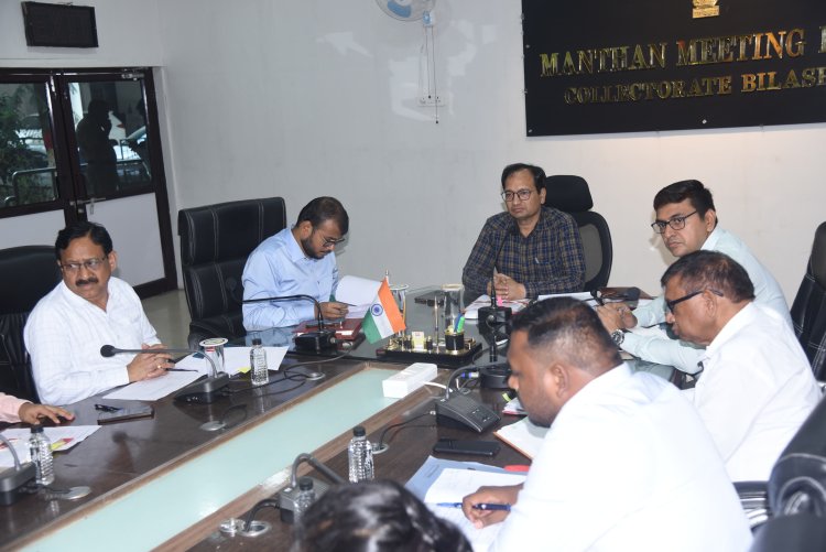 *कलेक्टर ने बैठक में की फ्लेगशीप योजनाओं की समीक्षा,सामुदायिक भागीदारी से पौधारोपण करने पर दिया बल*