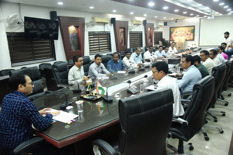 *कलेक्टर ने की लोक निर्माण विभाग के काम-काज की समीक्षा,कहा-निजी भवनों की तरह गुणवत्तापूर्ण क्यों नहीं बन सकते सरकारी बिल्डिंग*,लोक निर्माण विभाग को 10 हजार पौधे लगाने का दिया लक्ष्य