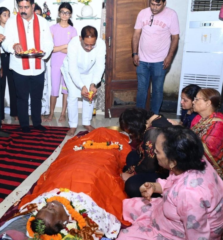 मुख्यमंत्री श्री विष्णु देव साय ने पद्मश्री डॉ. सुरेंद्र दुबे को दी श्रद्धांजलि