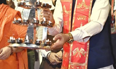 मुख्यमंत्री श्री साय खारुन मईया समरसता भव्य महाआरती में हुए शामिल : महाआरती में मंत्रोच्चार से गूंजा खारुन नदी का महादेव घाट