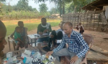 इंद्रावती नदी में स्वयं नाव चलाकर गाँव पहुँचे स्वास्थ्य विभाग के कर्मचारी