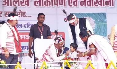 मुख्यमंत्री श्री विष्णुदेव साय का आत्मीय और वात्सल्यपूर्ण व्यवहार : नन्ही बच्ची भूमिका बघेल को दुलारते हुए खिलाया महुआ लड्डू