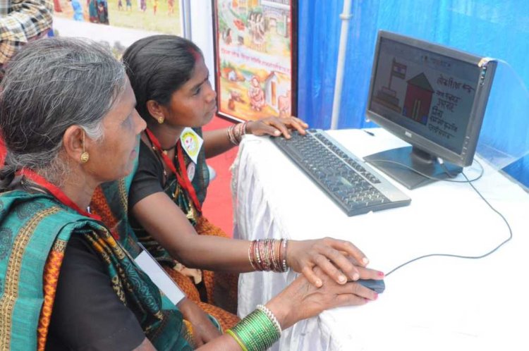 छत्तीसगढ़ के 25 वर्षों के विकास की कहानी को खूबसूरती से दर्शाती यह तस्वीर जन-जीवन में तकनीकी बदलाव और महिला सशक्तीकरण का जीवंत उदाहरण है।