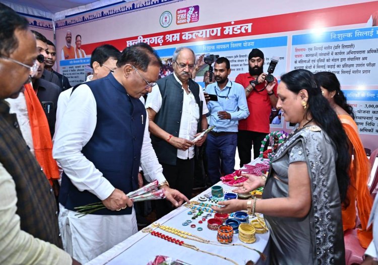 मुख्यमंत्री श्री साय ने किया श्रम विभाग द्वारा आयोजित प्रदर्शनी का अवलोकन