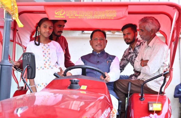 मुख्यमंत्री श्री विष्णु देव साय ने जीएसटी बचत उत्सव के बीच ट्रैक्टर शोरूम पहुंचकर किसानों से किया आत्मीय संवाद