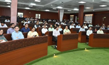 CM Shri Sai holds marathon meeting with departmental secretaries and heads