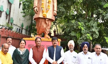 मुख्यमंत्री श्री विष्णुदेव साय ने राष्ट्रपिता महात्मा गांधी और पूर्व प्रधानमंत्री श्री लाल बहादुर शास्त्री की प्रतिमा पर किया माल्यार्पण