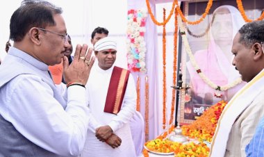 मुख्यमंत्री श्री विष्णु देव साय ने दिवंगत चन्दन बाई जी को दी श्रद्धांजलि:शोक संतप्त परिवार से मिलकर व्यक्त की संवेदना