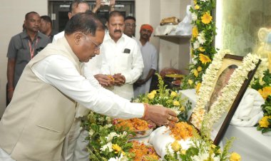 मुख्यमंत्री श्री विष्णु देव साय ने पूर्व विधानसभा उपाध्यक्ष स्वर्गीय श्री बनवारी लाल अग्रवाल को दी श्रद्धांजलि