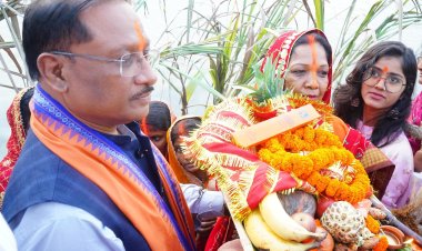 मुख्यमंत्री श्री साय ने कुनकुरी छठ घाट में सूर्य को दिया अर्घ्य:प्रदेश के सुख, समृद्धि और खुशहाली की कामना की