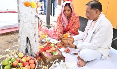 आंवला नवमी पर मुख्यमंत्री ने आंवला वृक्ष की पूजा कर प्रदेशवासियों के सुख-समृद्धि की कामना की