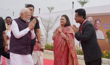 प्रधानमंत्री श्री नरेंद्र मोदी ने राज्योत्सव स्थल पर विभिन्न विभागों द्वारा आयोजित प्रदर्शनी का किया शुभारंभ