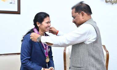 वर्ल्ड कप विजेता भारतीय महिला क्रिकेट टीम की फिजियोथेरेपिस्ट आकांक्षा सत्यवंशी ने मुख्यमंत्री से की मुलाकात