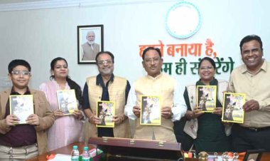 मुख्यमंत्री ने किया श्री शंकर पांडे की पुस्तक ’’छत्तीसगढ़ अतीत से अब तक’’ का विमोचन