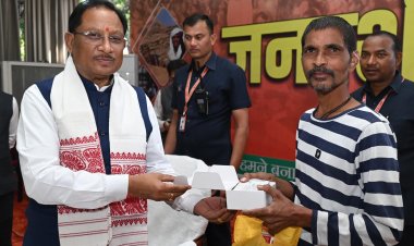 मुख्यमंत्री श्री विष्णुदेव साय ने समझी पीड़ा, तुरंत बढ़ाया कदम - श्री रमन निर्मलकर को सौंपा श्रवण यंत्र