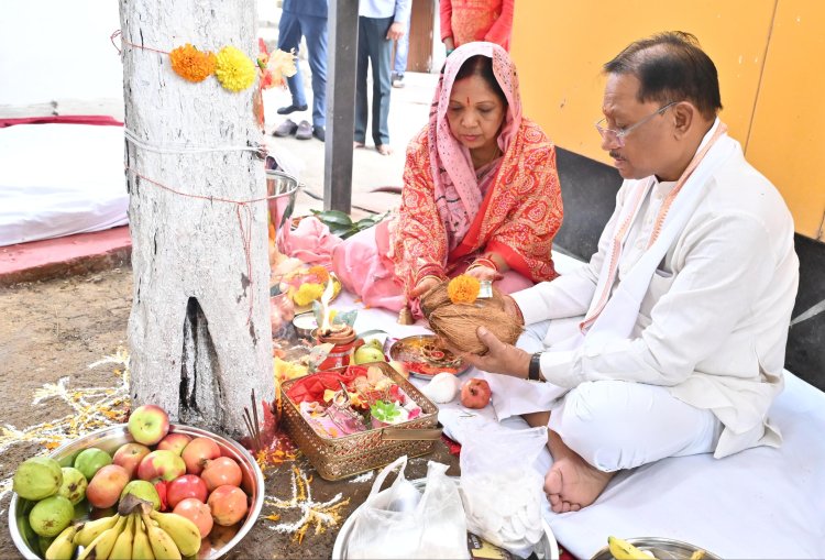 आंवला नवमी पर मुख्यमंत्री ने आंवला वृक्ष की पूजा कर प्रदेशवासियों के सुख-समृद्धि की कामना की