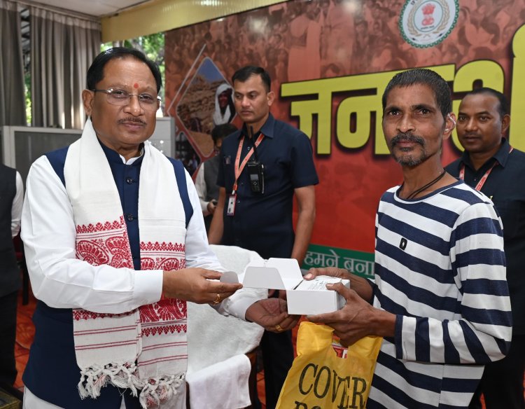मुख्यमंत्री श्री विष्णुदेव साय ने समझी पीड़ा, तुरंत बढ़ाया कदम - श्री रमन निर्मलकर को सौंपा श्रवण यंत्र