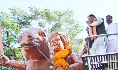 मुख्यमंत्री श्री विष्णुदेव साय ने जयस्तंभ चौक में किया शहीद वीर नारायण सिंह के त्याग और संघर्ष का स्मरण