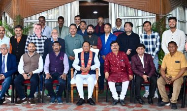 *मुख्यमंत्री श्री विष्णुदेव साय से राजस्थान के अंतर्राज्यीय अध्ययन भ्रमण से लौटे पत्रकारों के दल ने की सौजन्य मुलाकात*