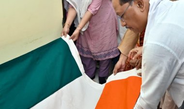 *मुख्यमंत्री ने स्वर्गीय श्री शुक्ल के पार्थिव शरीर को कंधा देकर उन्हें भावपूर्ण अंतिम विदाई दी*