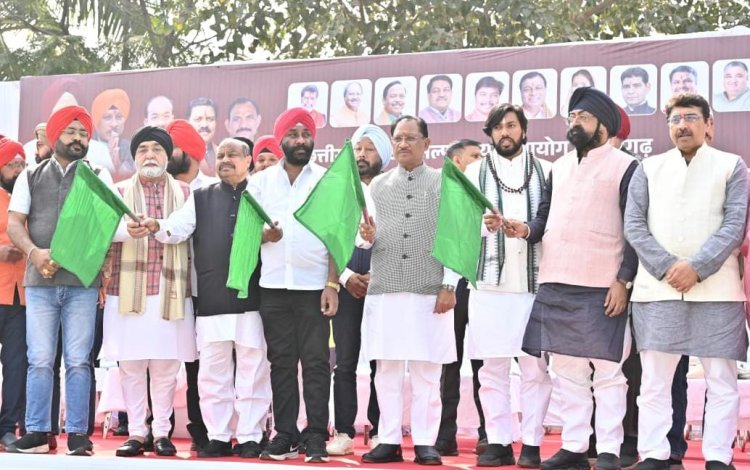 मुख्यमंत्री श्री साय वीर बाल रैली में हुए शामिल, हरी झंडी दिखाकर किया रैली का शुभारंभ