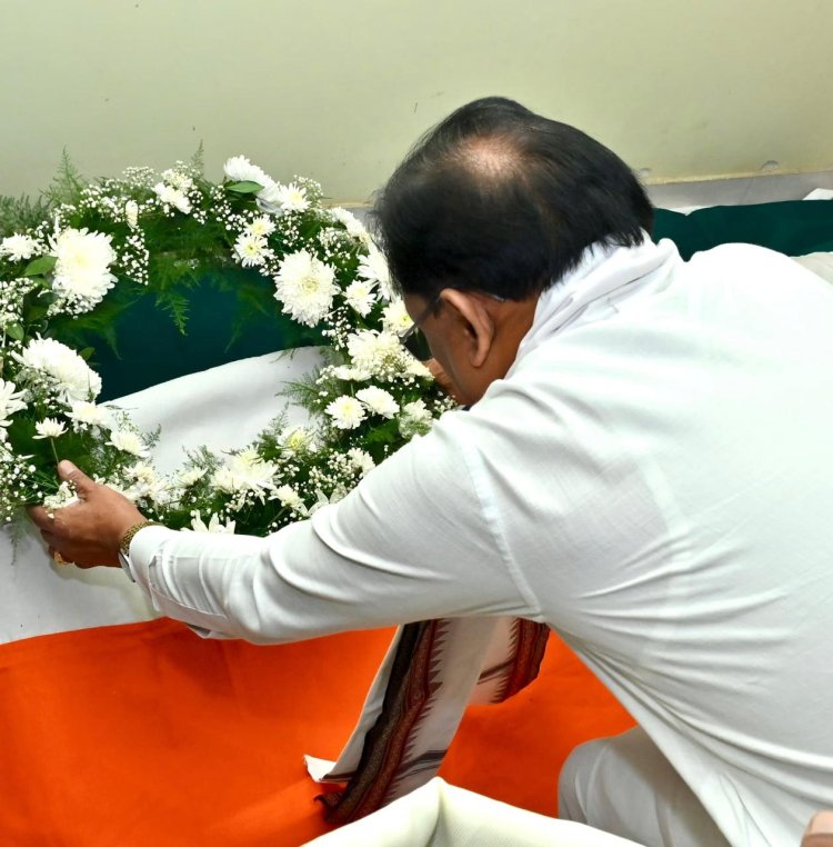 *Chief Minister Shoulders Mortal Remains of Late Shri Shukla, Bids a Solemn Final Adieu*