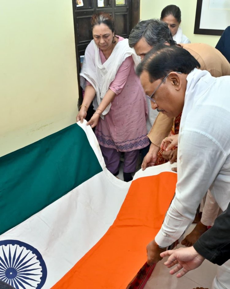 *मुख्यमंत्री ने स्वर्गीय श्री शुक्ल के पार्थिव शरीर को कंधा देकर उन्हें भावपूर्ण अंतिम विदाई दी*