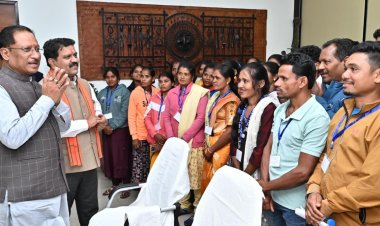 *मुख्यमंत्री श्री साय ने सुकमा जिले के पंचायत प्रतिनिधियों से की आत्मीय मुलाकात*