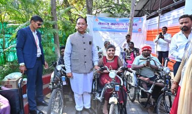 *मुख्यमंत्री ने बैटरी चालित ट्राइसिकल किया प्रदान*