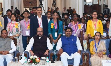 *राज्यपाल श्री रमेन डेका एवं मुख्यमंत्री श्री विष्णुदेव साय ने 10वीं और 12वीं परीक्षा के मेधावी विद्यार्थियों को किया सम्मानित*