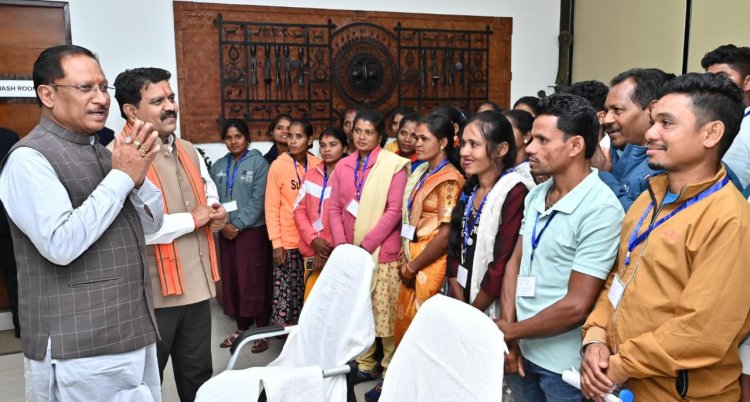 *मुख्यमंत्री श्री साय ने सुकमा जिले के पंचायत प्रतिनिधियों से की आत्मीय मुलाकात*