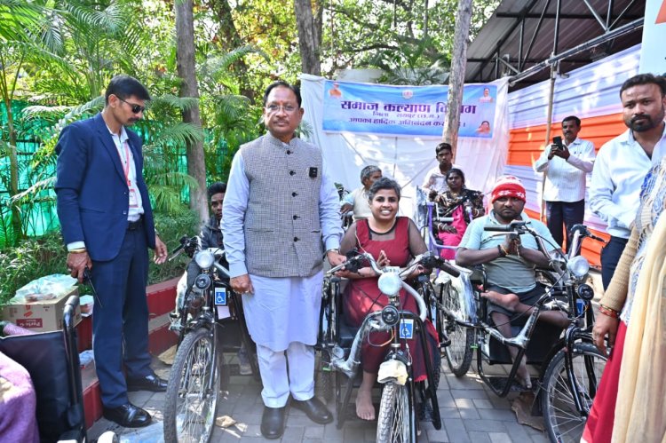 *मुख्यमंत्री ने बैटरी चालित ट्राइसिकल किया प्रदान*